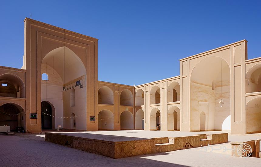 مسجد جامع ابرکوه ساخته‌شده با خشت خام که معماری چهارایوانی و حیاطی مستطیلی دارد. 